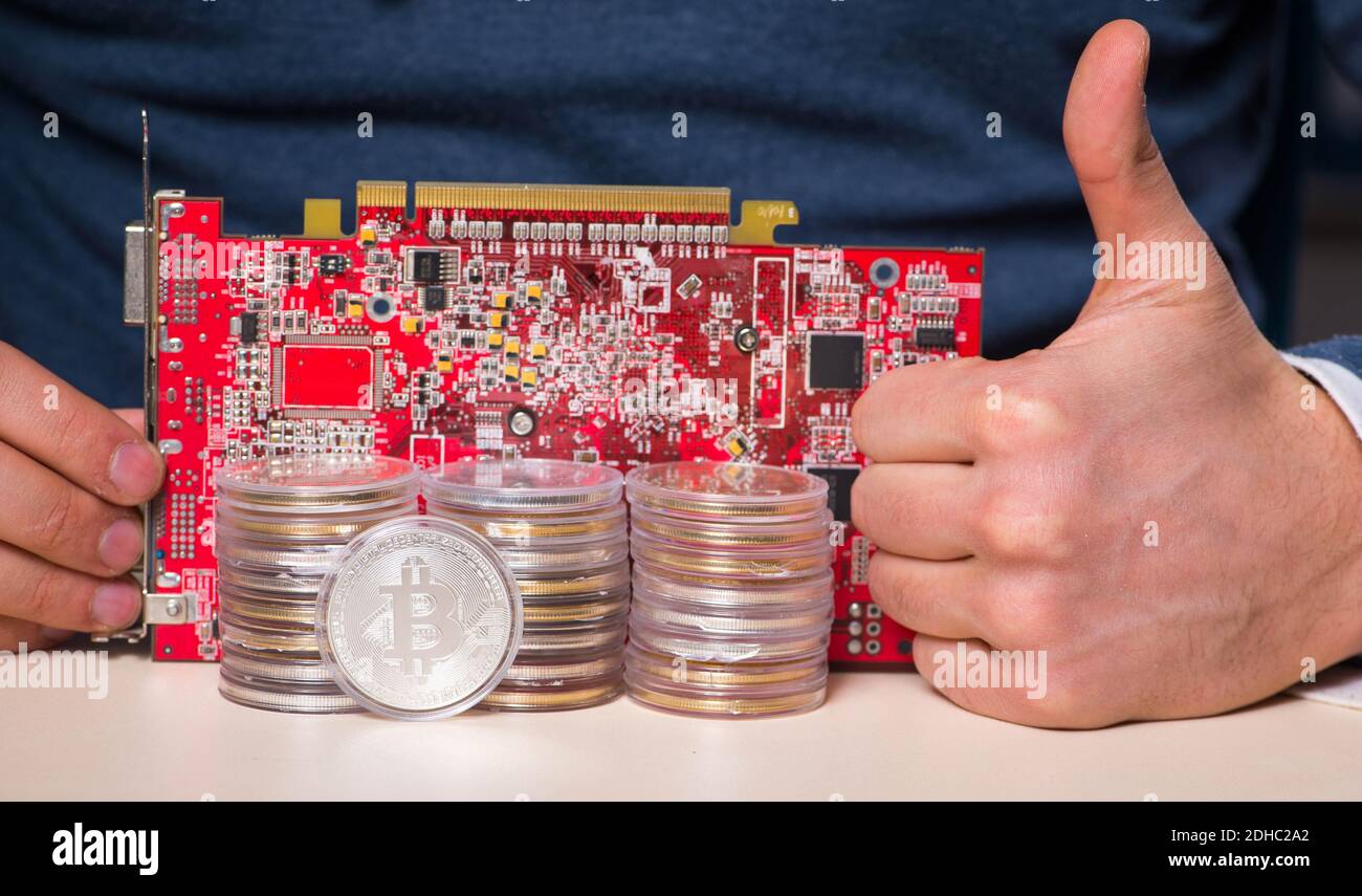 Jeune homme dans le concept d'exploitation minière bitcoin Banque D'Images