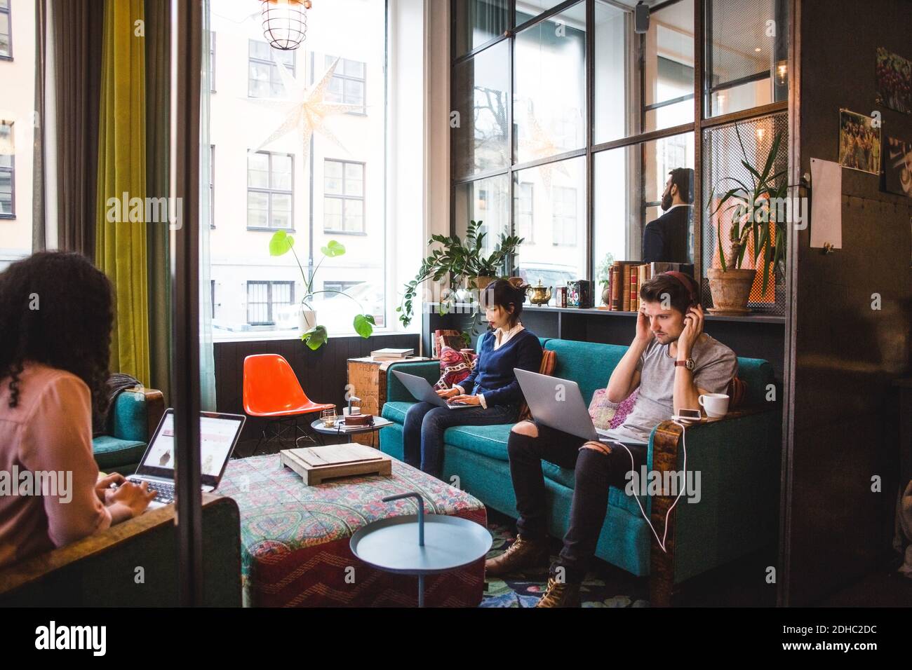 Professionnels multiethniques travaillant au bureau Banque D'Images