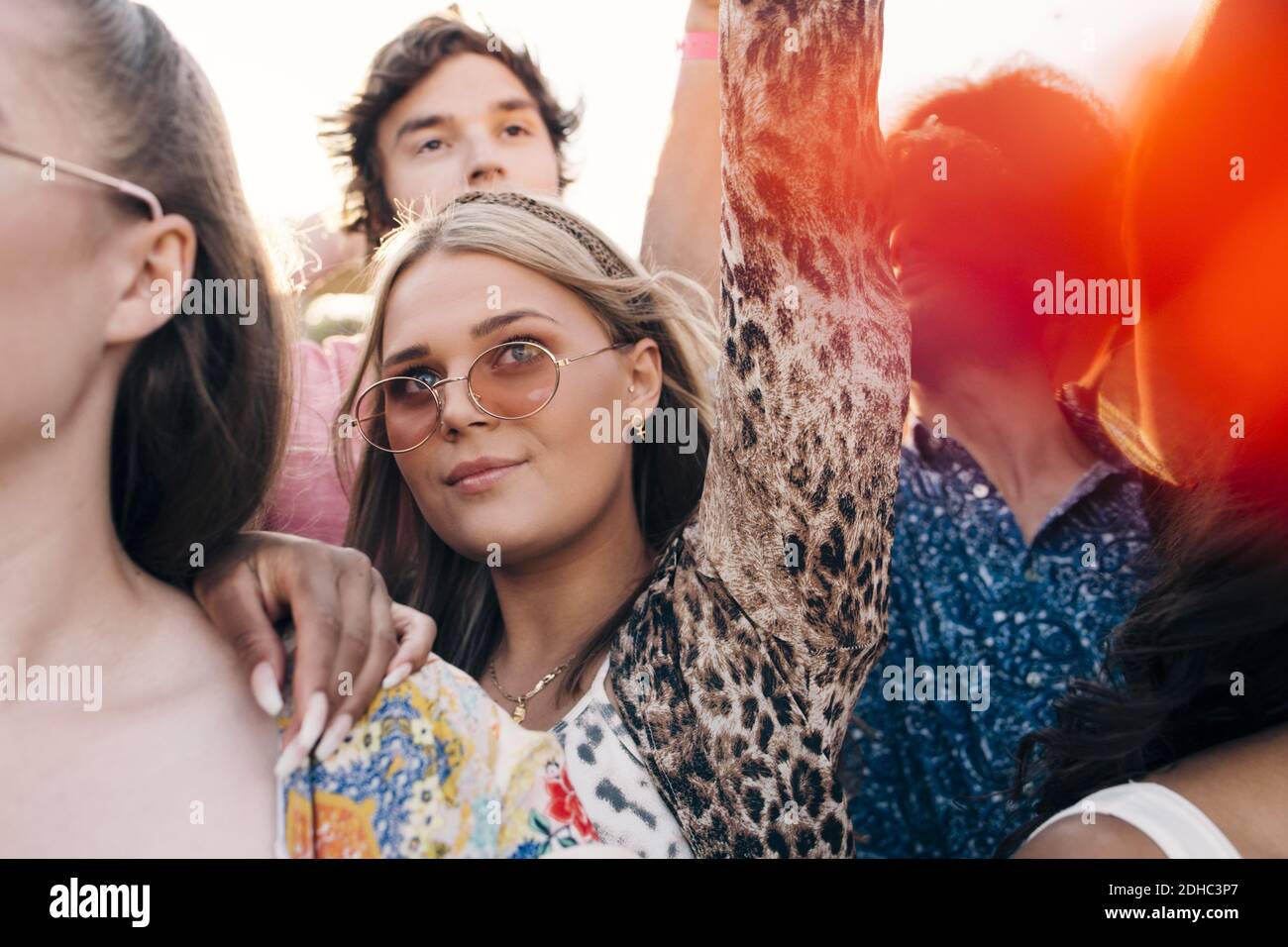 Les jeunes fans applaudissent ensemble lors d'un concert de musique Banque D'Images