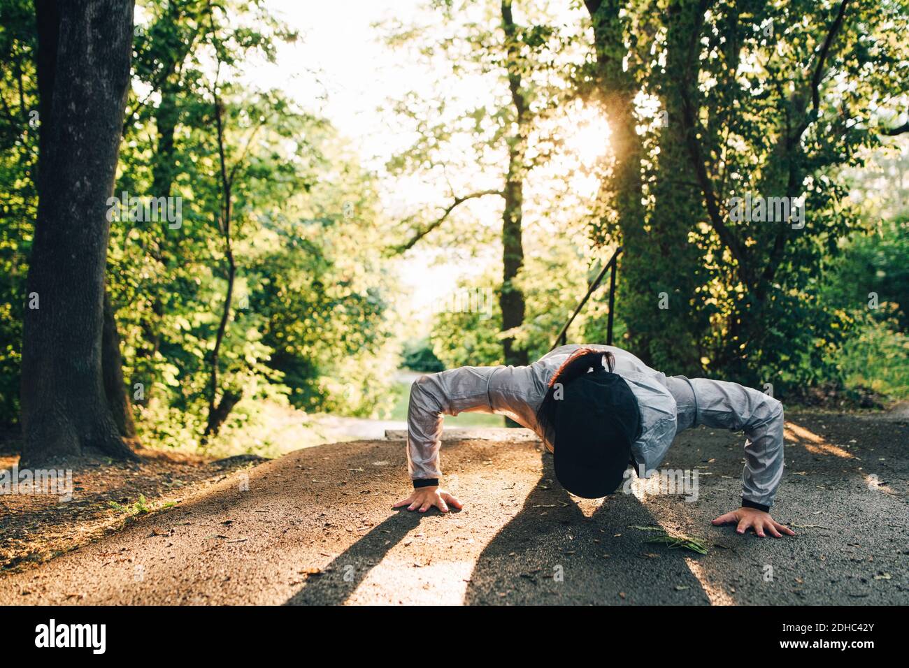 Une athlète féminine fait des pompes dans le parc Banque D'Images