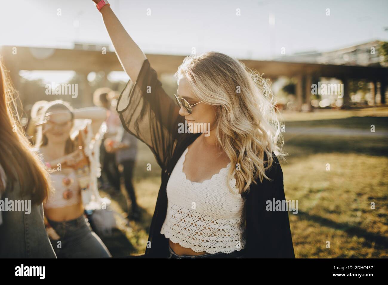 Jeune femme dansant dans le festival de musique le jour ensoleillé Banque D'Images