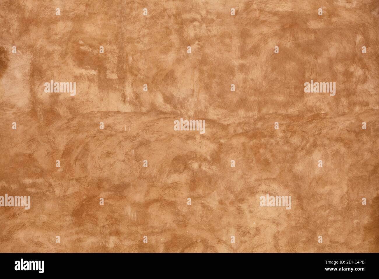 Grunge beige brun décoloré inégal vieux vieux plâtre mur texture arrière-plan avec taches et peinture coups, gros plan Banque D'Images