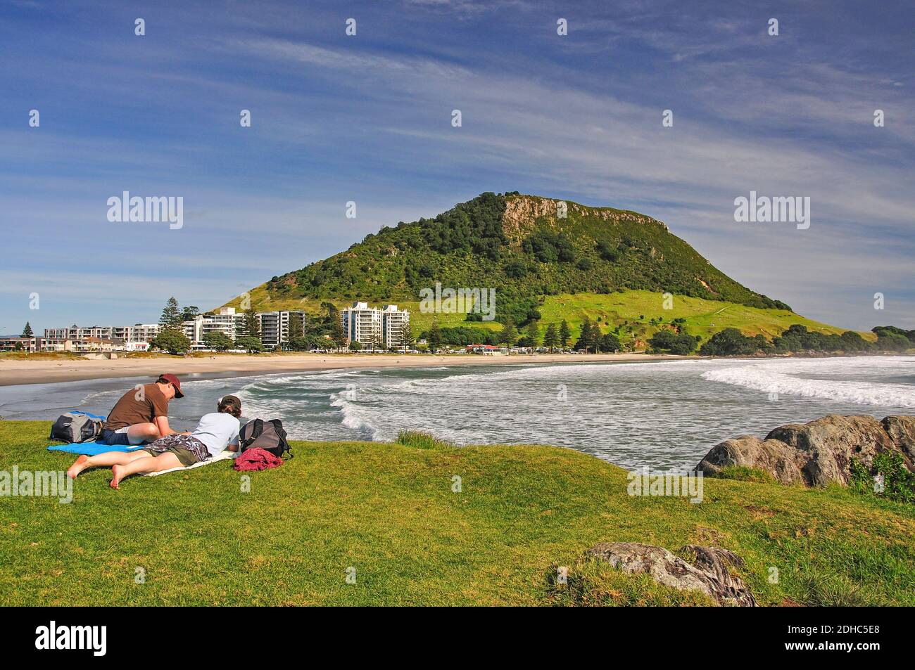 Vue sur la plage et le Mont Maunganui, Bay of Plenty, North Island, New Zealand Banque D'Images