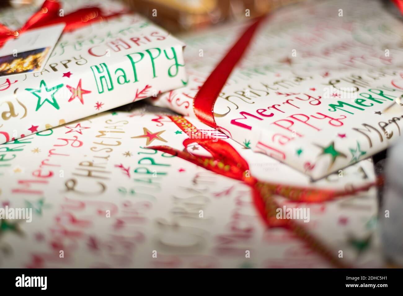 Cadeaux de Noël en gros plan dans un papier d'emballage coloré. Banque D'Images