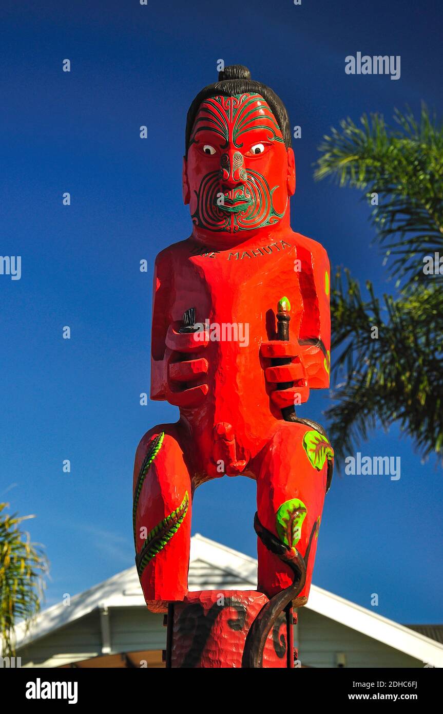 Les Maoris sculptés à l'extérieur statue Te Whare Wananga Université Indgenous, Whakatane, Bay of Plenty, North Island, New Zealand Banque D'Images