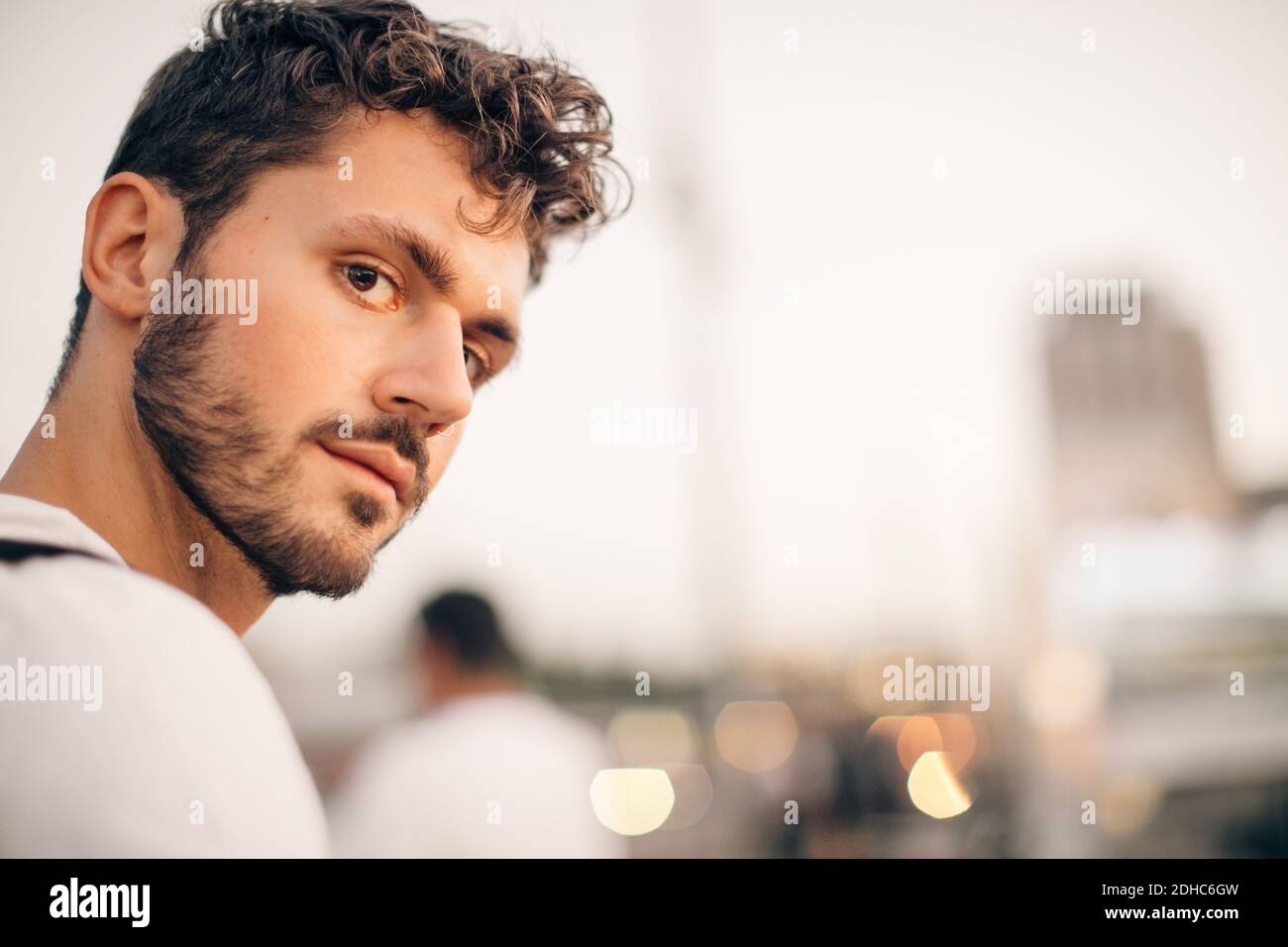 Portrait d'un jeune homme explorant la ville au coucher du soleil Banque D'Images