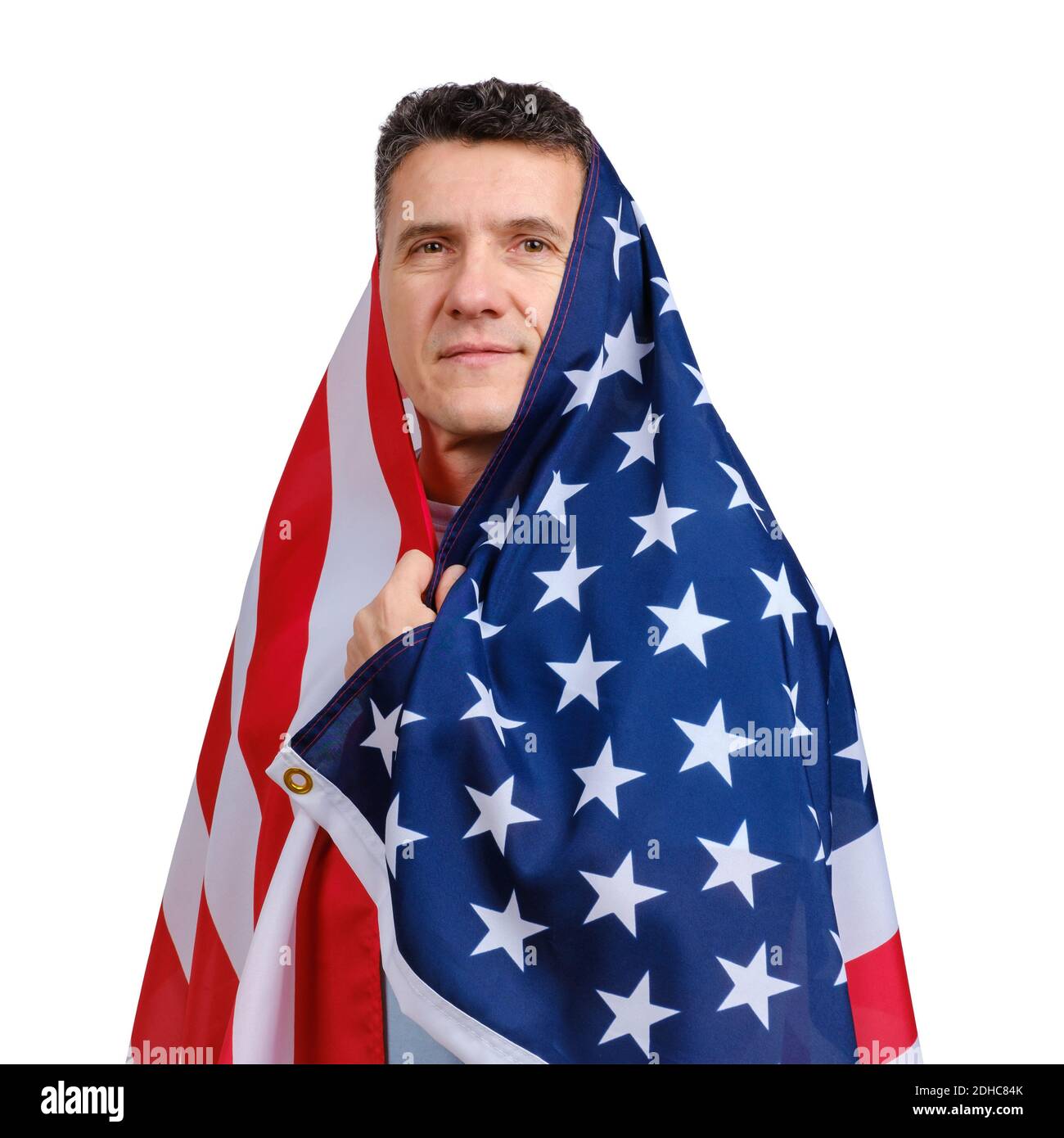 Beau homme d'âge moyen couvert d'un drapeau américain et regardant appareil photo Banque D'Images