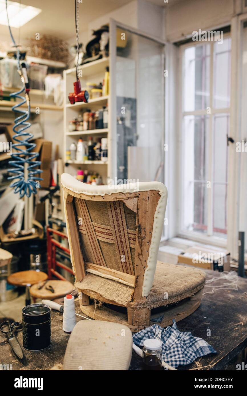 Chaise incomplète dans l'atelier de sellerie Banque D'Images