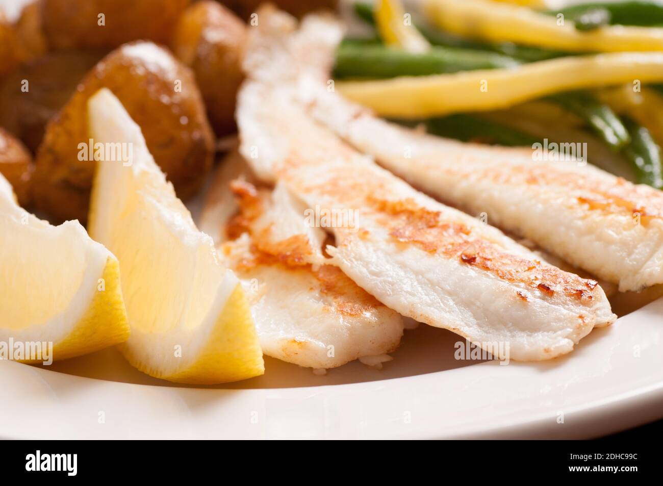 filets de tilapia sautés sains avec haricots et potaotes et citron Banque D'Images