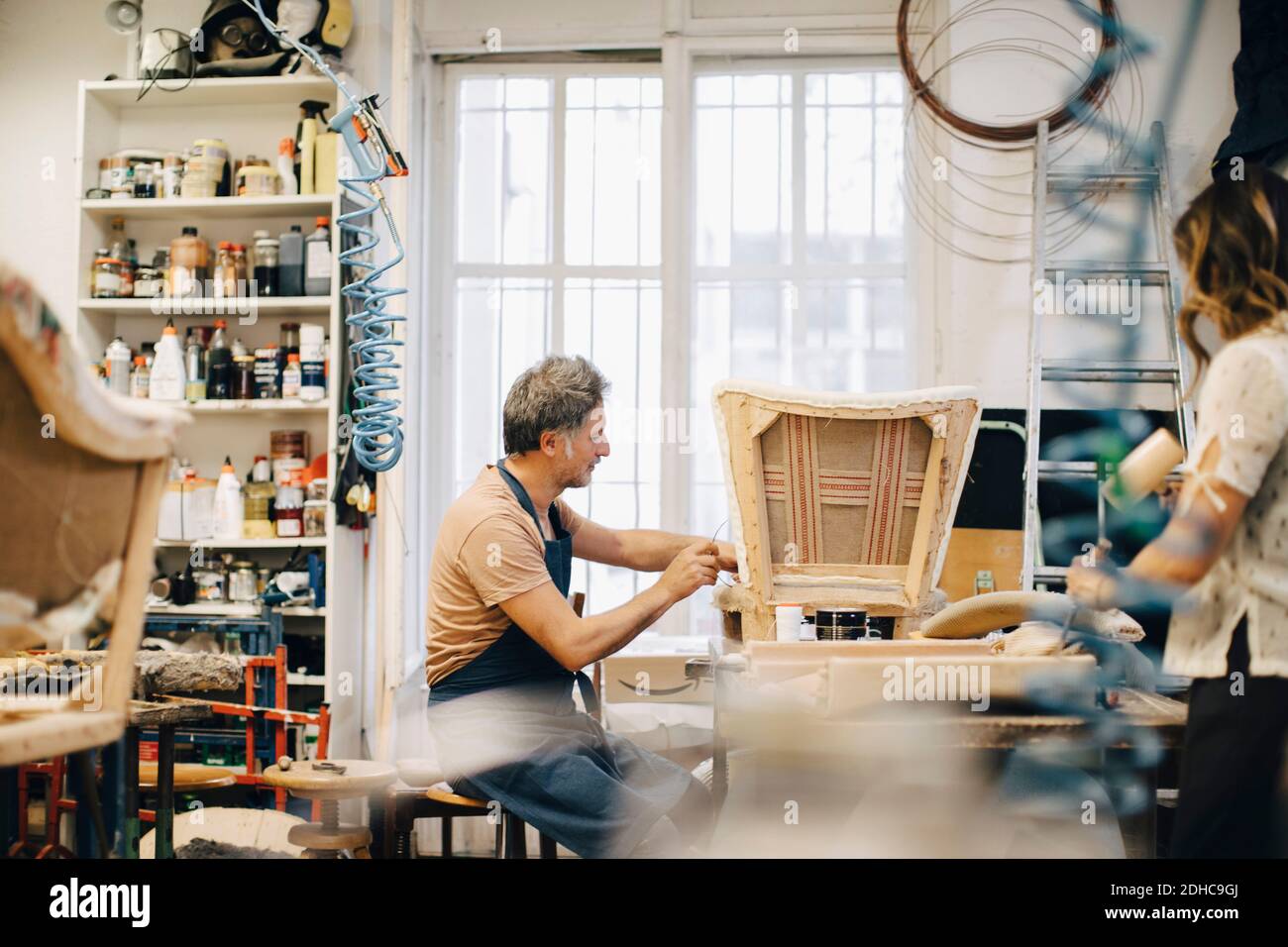 Entrepreneurs de fabrication de meubles dans l'atelier de sellerie Banque D'Images