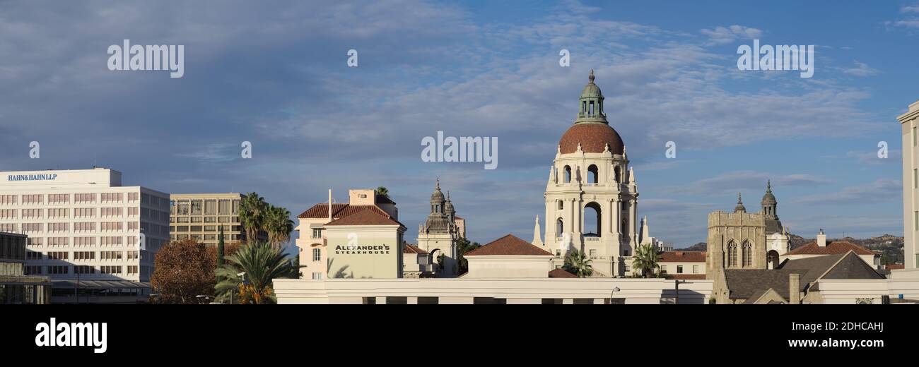Image panoramique montrant l'hôtel de ville de Pasadena et d'autres bâtiments. Pasadena est situé dans le comté de Los Angeles. Banque D'Images