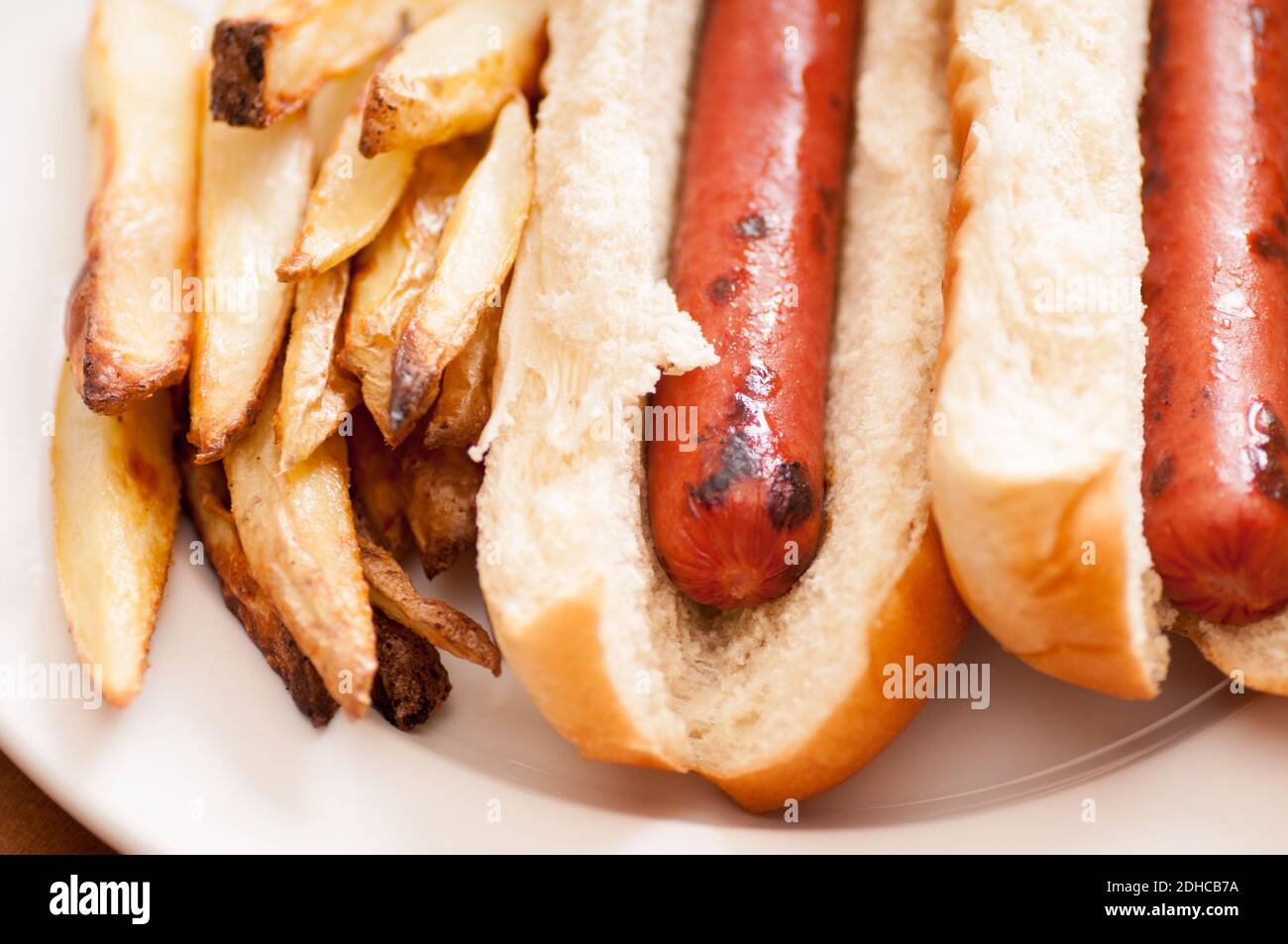 hot-dogs grillés sur pain blanc et frites maison. C'est un repas de déjeuner classique. Banque D'Images