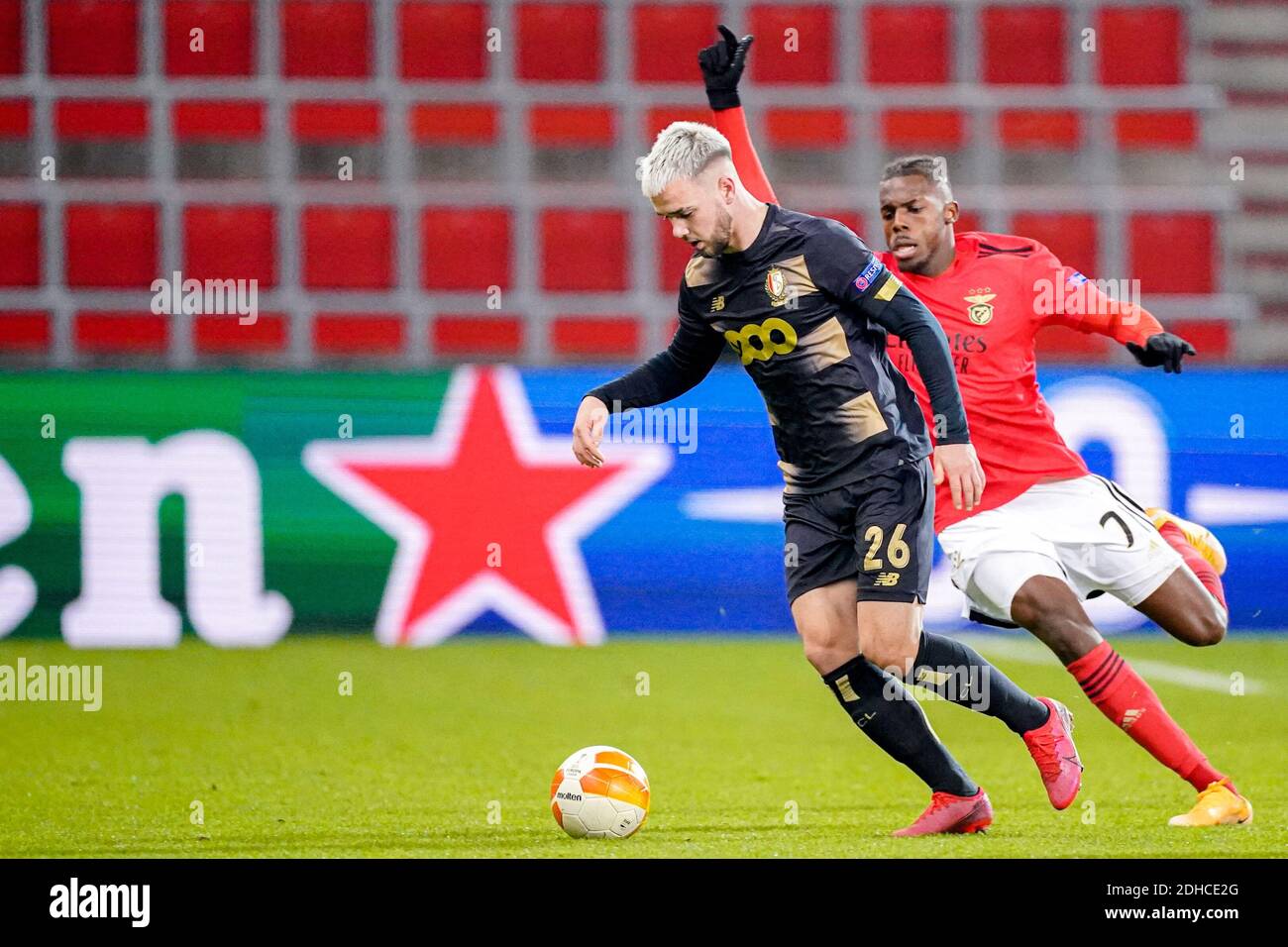 LIÈGE, BELGIQUE - DÉCEMBRE 10 : Nuno Tavares de Benfica, Nicolas Raskin de Standard Liège lors du match de l'UEFA Europa League entre le Standard Liège et Banque D'Images