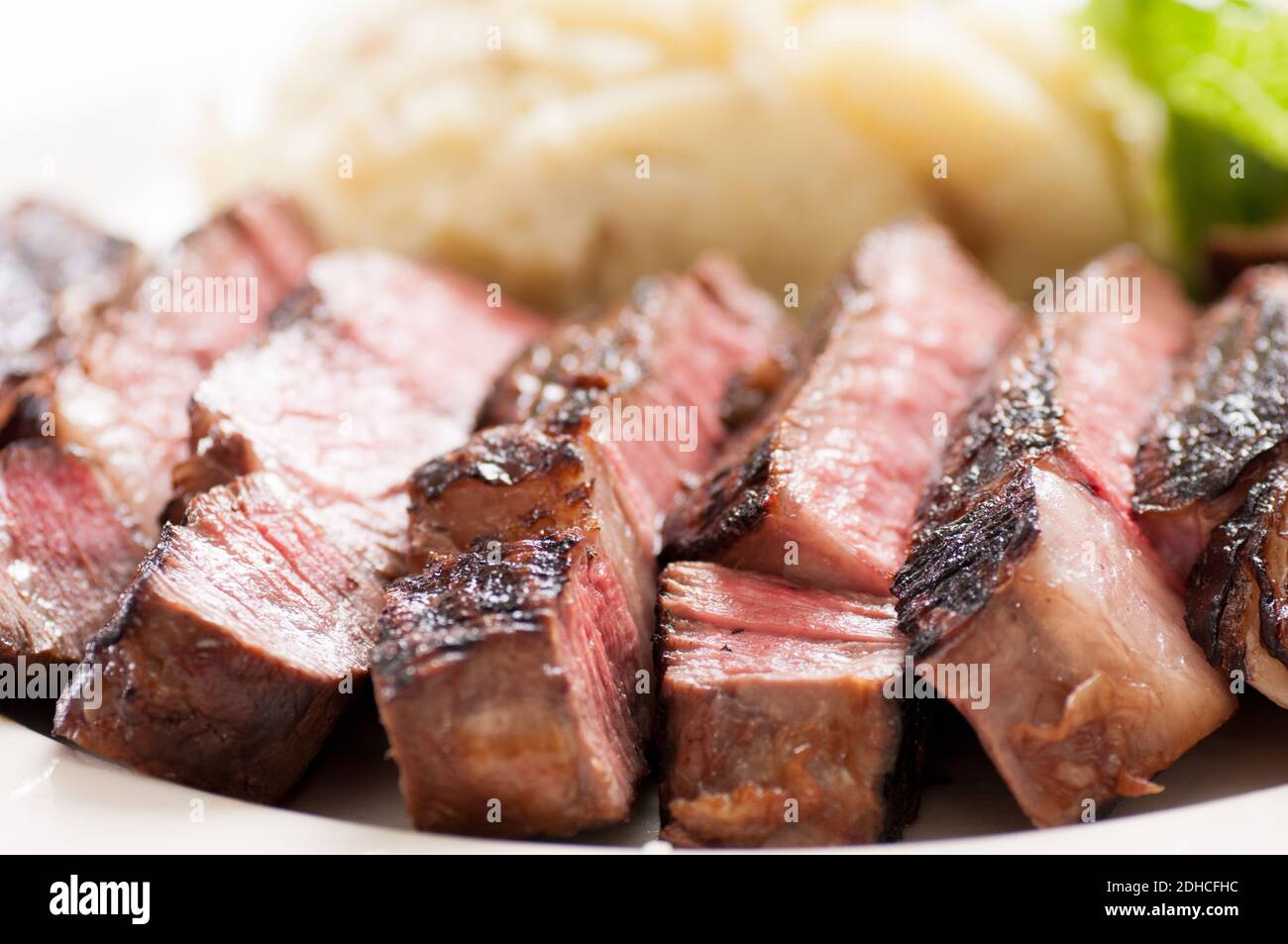 tranche de steak de bœuf rare avec salade césar et purée de pommes de terre Banque D'Images