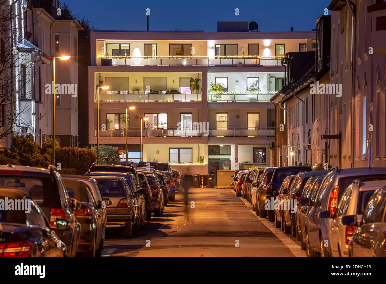 Rue résidentielle, de nombreux immeubles d'appartements dans un quartier résidentiel, soirée, éclairage lanterne, Essen, NRW, Allemagne Banque D'Images