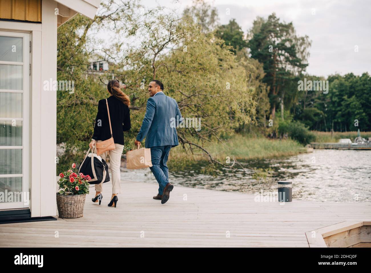 Pleine longueur de couple mature à pied à la villa de vacances par lac Banque D'Images