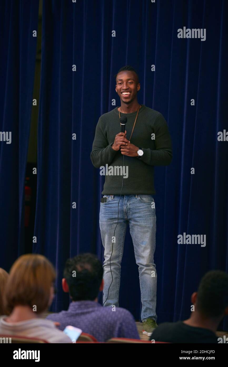 Jeune homme chantant dans le microphone de l'auditorium Banque D'Images