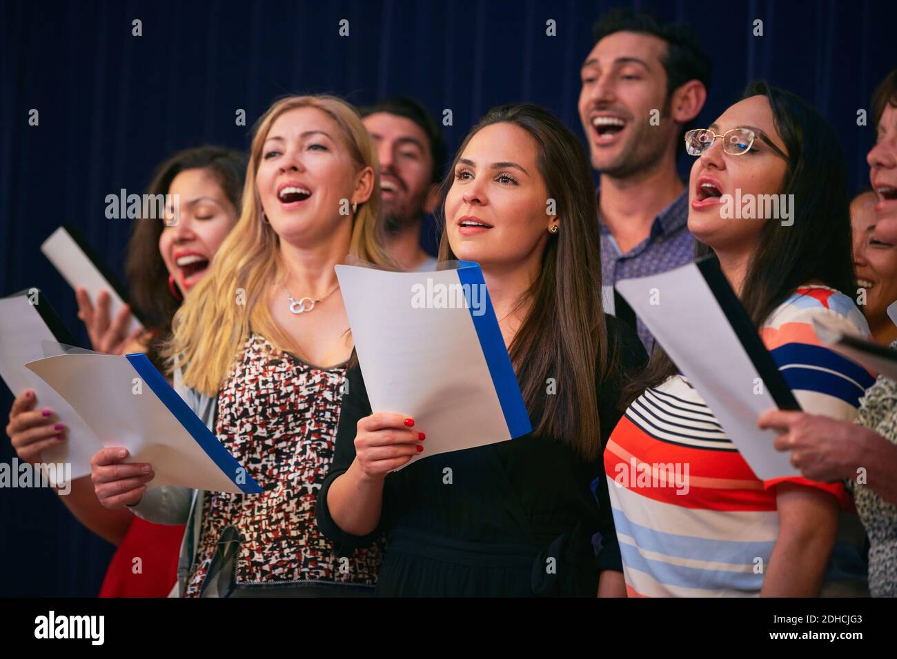 Des amis multi-ethniques chantent à la chorale pratique dans l'école de langue Banque D'Images Des amis multi-ethniques chantent à la chorale pratique dans l'école de langue Banque D'Images