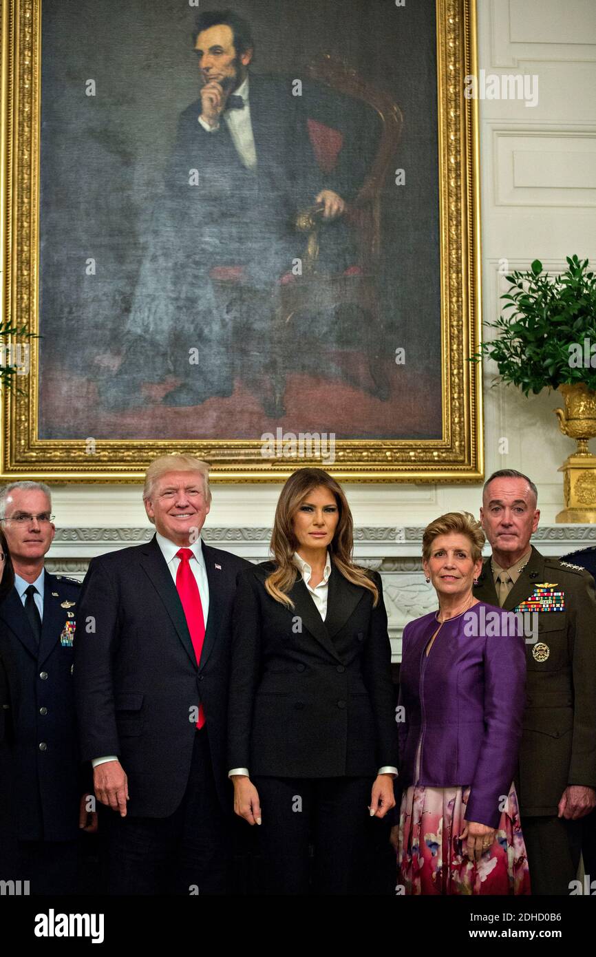 Le président des États-Unis Donald Trump, au centre à gauche, et la première dame des États-Unis Melania Trump, au centre à droite, représentent une photographie officielle avec des hauts responsables militaires et des conjoints, dont le général Joseph Dunford, président des chefs d'état-major interarmées, à droite, Et le général Paul Selva, vice-président des chefs d'état-major interarmées, est parti, dans la salle à manger de l'État de la Maison Blanche à Washington, D.C., aux États-Unis, le jeudi 5 octobre 2017. Le président Trump et la première dame accueillent le groupe pour un dîner dans la salle bleue de la Maison Blanche. Photographe : Andrew Harrer/Bloomberg Banque D'Images