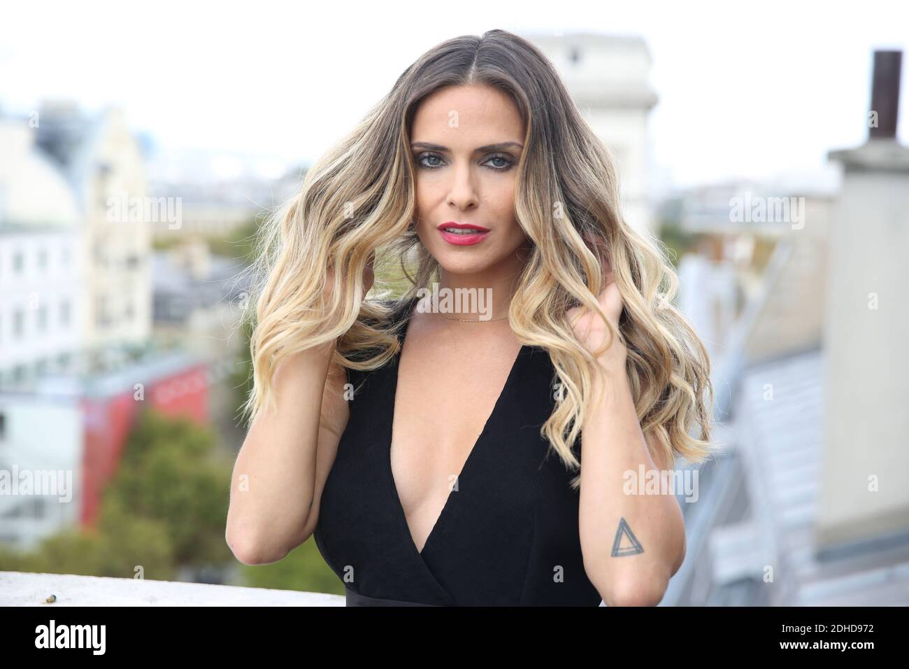 Clara Morgane lance son nouveau calendrier « Clara Morgane 2018 » à