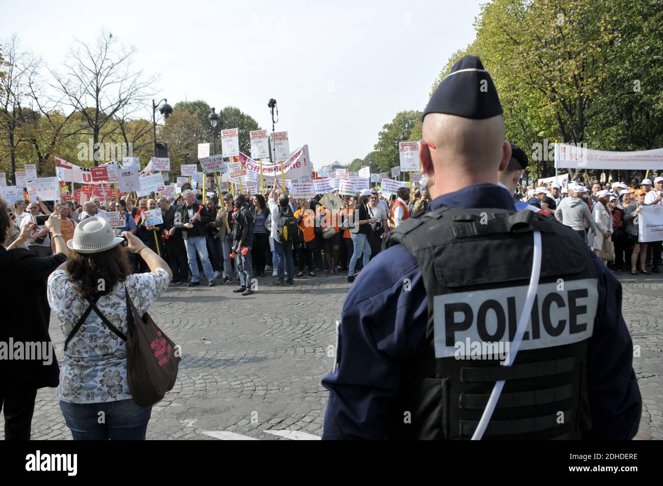 Manifestation contre le plan du gouvernement visant à réduire l'allocation de logement personnel à Paris, France, le 17 octobre 2017. Photo d'Alain Apaydin/ABACAPRESS.COM Banque D'Images