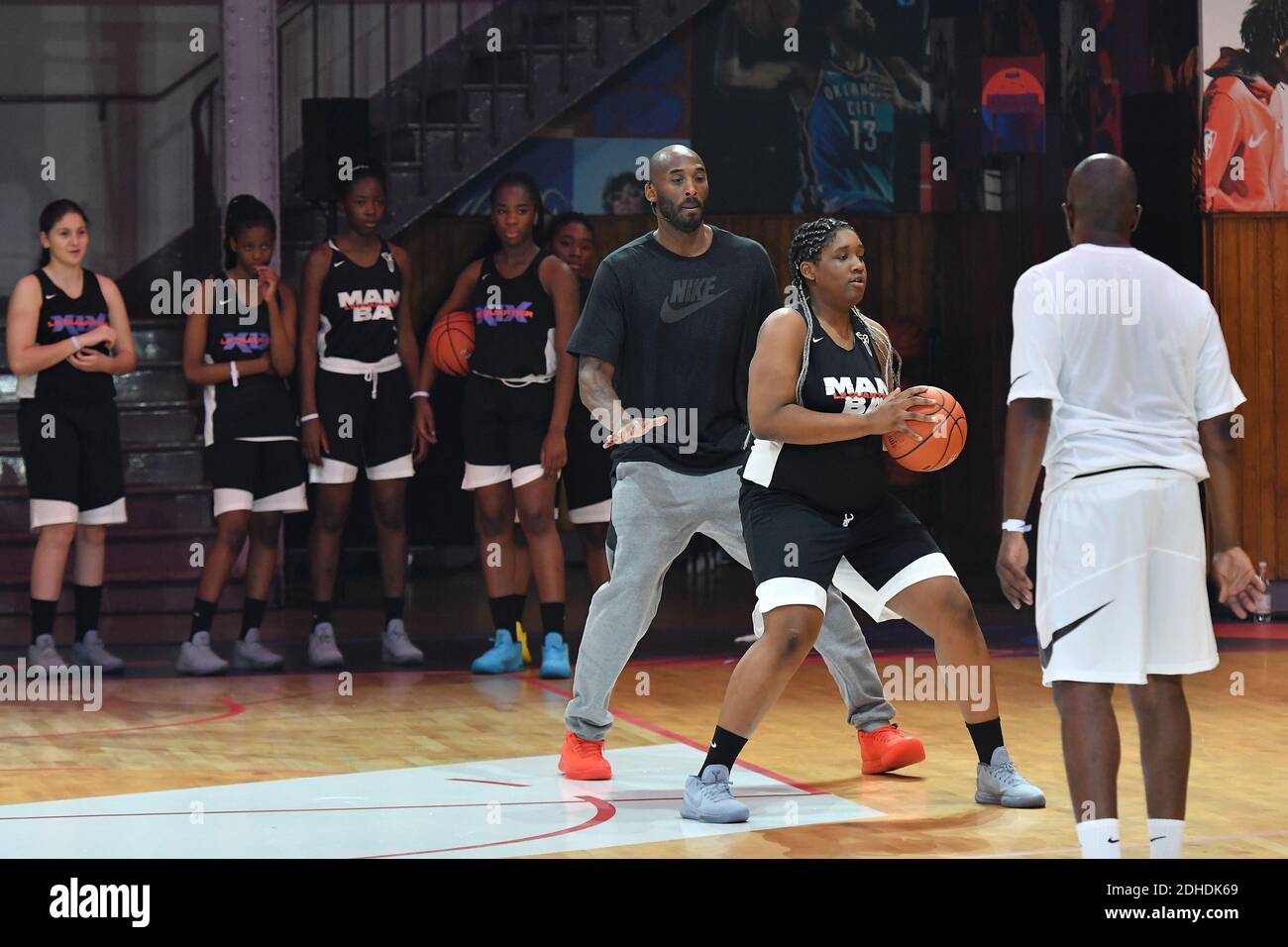 Kobe Bryant, ancienne star de la NBA, supervise une séance d'entraînement  pour les résidents de l'INSEP et une sélection des meilleurs joueurs de la  région parisienne le 21 octobre 2017 à Paris,