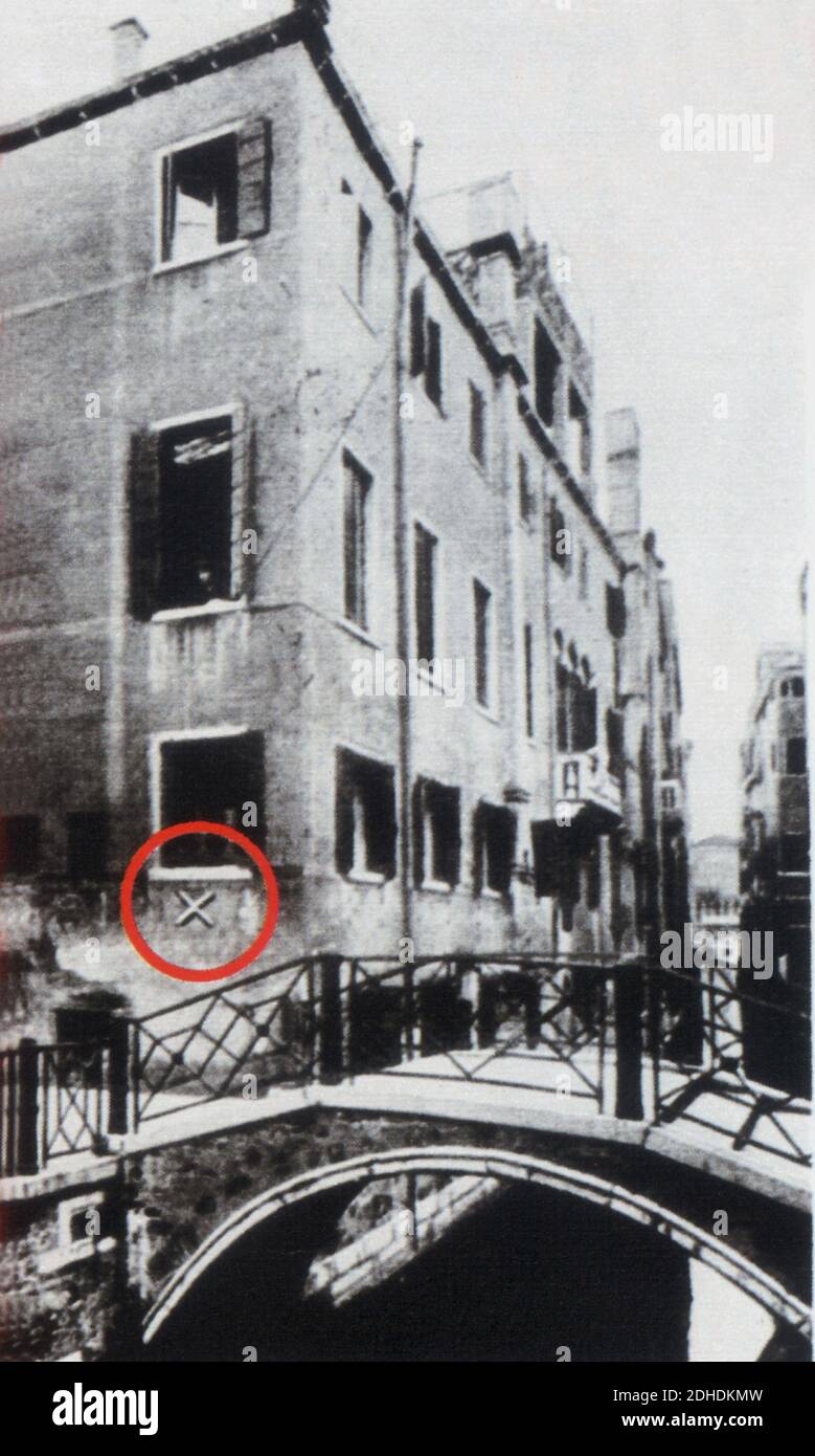 1907 , septembre , Venise , Italie : la croix dans le signe de la photo la salle de la maison vénitienne où le Comte Pavel Kamarowski a été tué de Nikolai Naumov , amant de la comtesse russe MARIA TARNOWSKA ( 1877 - 1949 ) - affaire de meurtre - SCANDALO - SCANDALE - SCANDALI - scandales - histoire d'amour - Circe - VAMP - FEMME FATALE - BELLE EPOQUE - assassina - tueur - imputata - attato - processo - donna ragno - APE regina - défendeur - accusé - luogo del delitto - Assassinio - CRONACA NERA --- Archivio GBB Banque D'Images