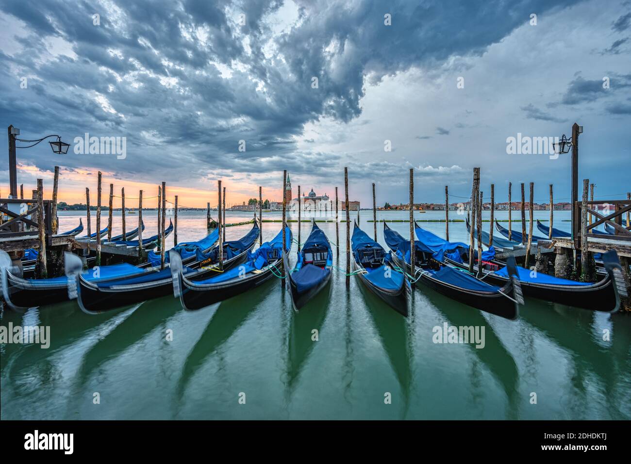 Gondoles à la place Saint-Marc de Venise, Italie, avant un lever de soleil spectaculaire Banque D'Images