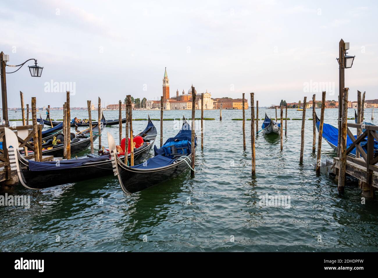 Gondoles à la Piazza San Marco à Venise, en Italie, avec San Giorgio Maggiore à l'arrière Banque D'Images