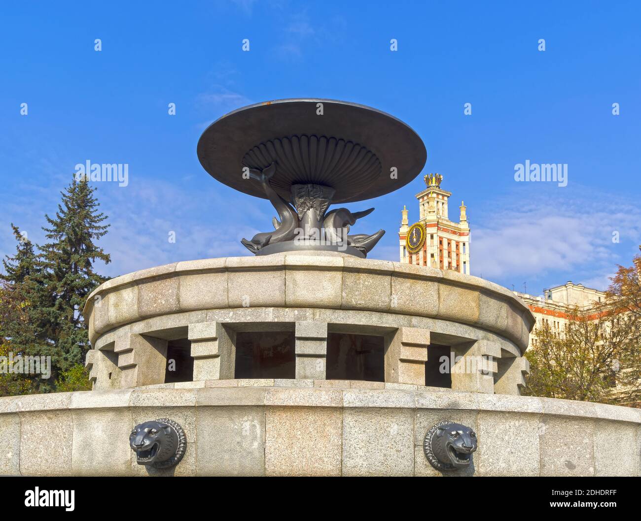 Fontaine du bâtiment principal de l'Université d'État de Moscou. Banque D'Images