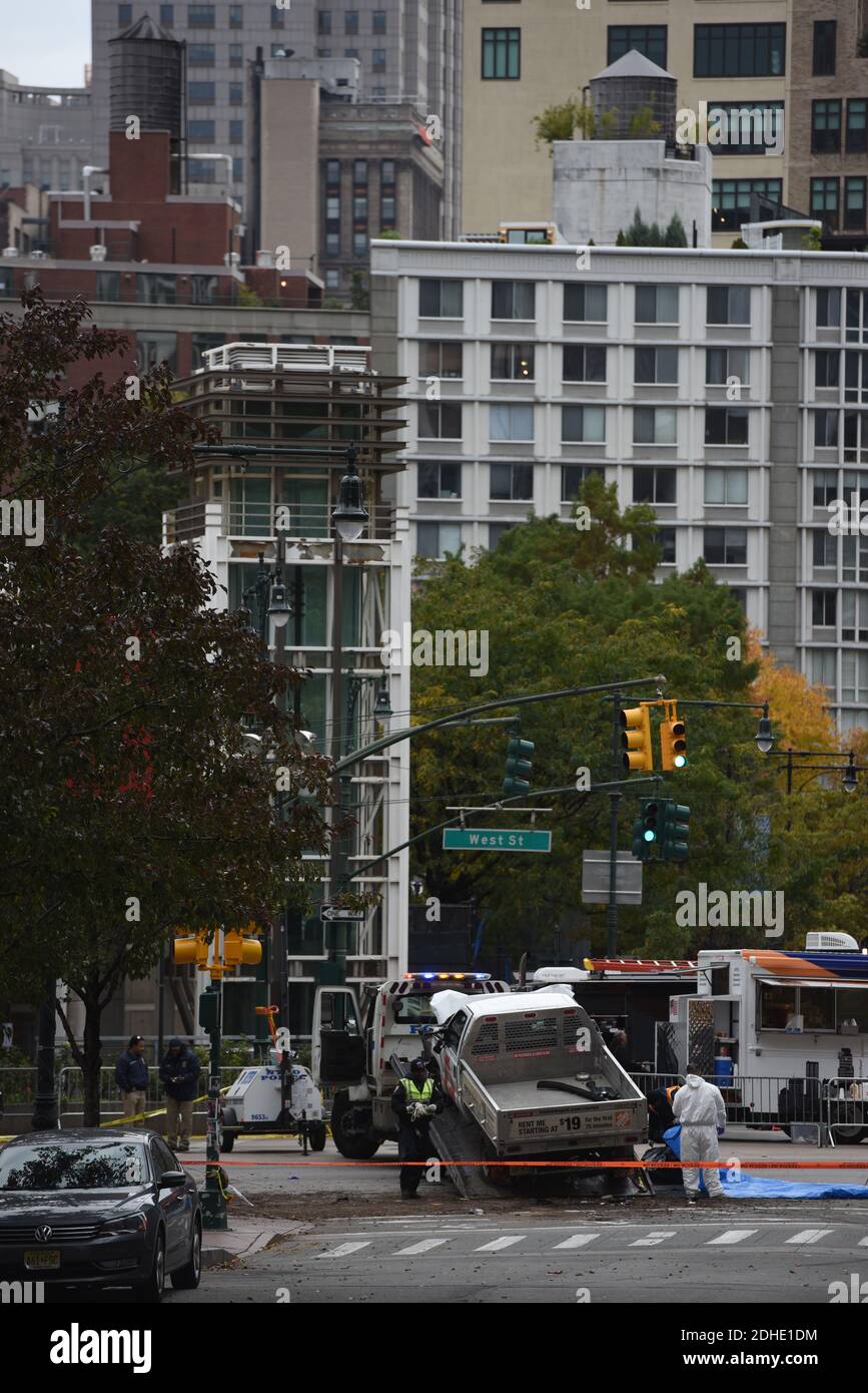 Le véhicule accidenté utilisé dans ce qui est décrit comme une attaque terroriste est éloigné de la scène dans le bas de Manhattan le lendemain de l'événement le 1er novembre 2017 à New York. Huit personnes ont été tuées et 12 ont été blessées mardi après-midi lorsque Sayfullo Saipov, un suspect de 29 ans, a intentionnellement conduit un camion sur une piste cyclable dans le bas de Manhattan. Photo par ABACAPRESS.COM Banque D'Images