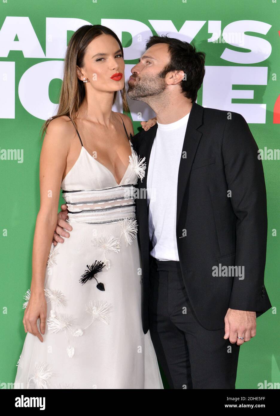 Alessandra Ambrosio et Jamie Mazur assistent à la première à Los Angeles de 'Daddy's Home 2' au Regency Village Theatre le 5 novembre 2017 à Los Angeles, CA, Etats-Unis. Photo de Lionel Hahn/ABACAPRESS.COM Banque D'Images