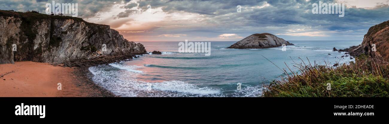 Un paysage panoramique au coucher du soleil à Covachos Beach, Cantabrie Banque D'Images