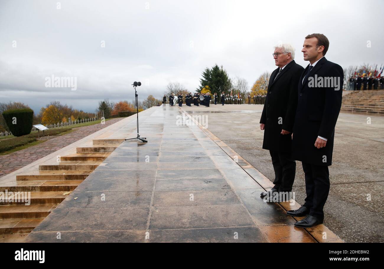 Le président français Emmanuel Macron et son homologue allemand Frank-Walter Steinmeier assistent à une cérémonie de commémoration au champ de bataille de 'Hartmannswillerkopf' dans la région Alsace le 10 novembre 2017, où environ 30,000 soldats français et allemands sont morts dans les batailles de montagne des Vosges en 1915. Photo de Christian Hartmann/Pool/ABACAPRESS.COM Banque D'Images