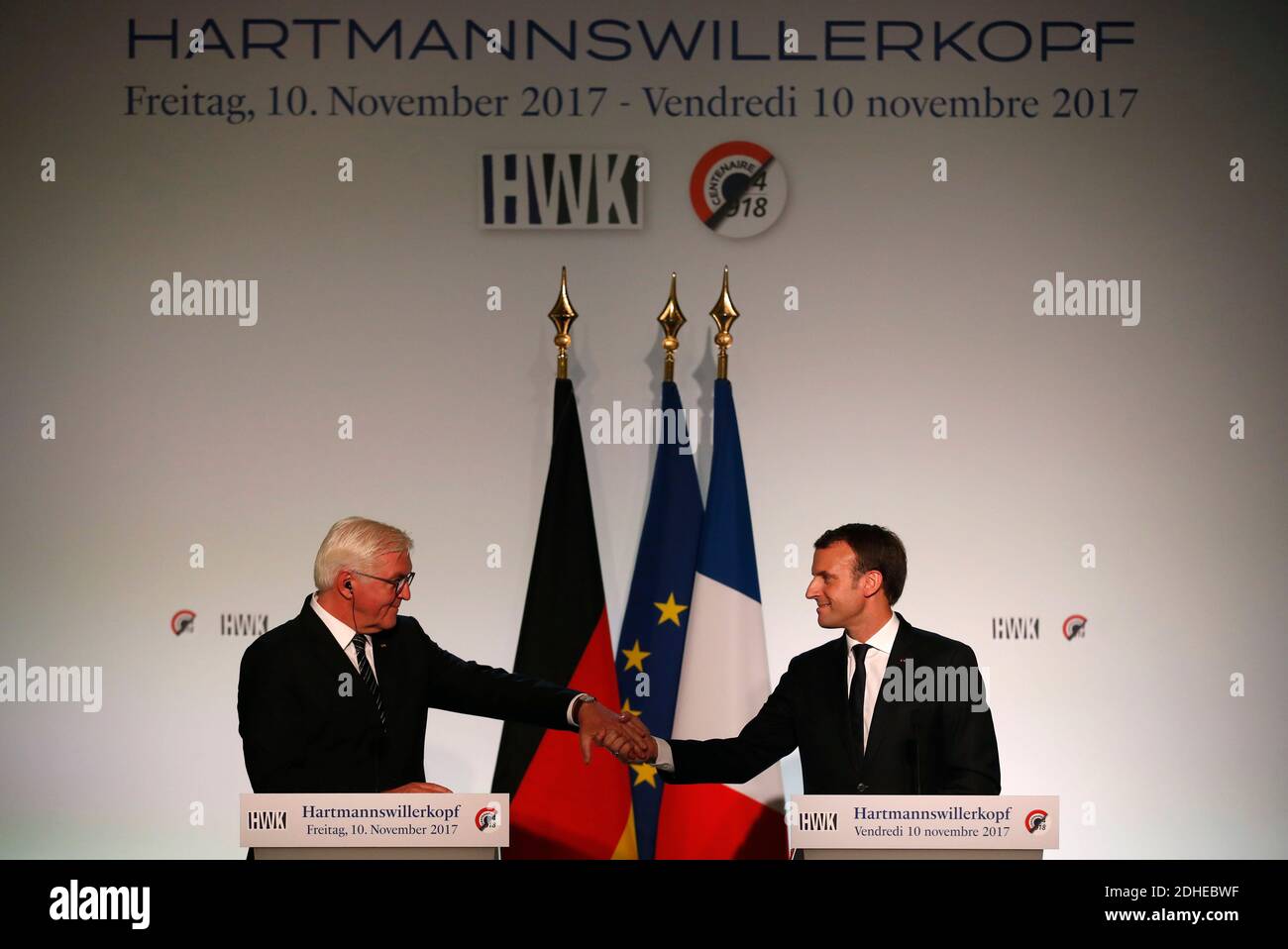 Le président français Emmanuel Macron et son homologue allemand Frank-Walter Steinmeier assistent à une cérémonie de commémoration au champ de bataille de 'Hartmannswillerkopf' dans la région Alsace le 10 novembre 2017, où environ 30,000 soldats français et allemands sont morts dans les batailles de montagne des Vosges en 1915. Photo de Christian Hartmann/Pool/ABACAPRESS.COM Banque D'Images