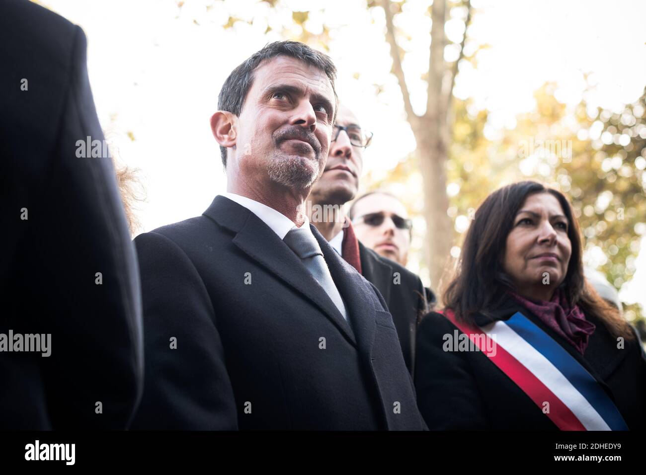 Le président français Emmanuel Macron a présidé des cérémonies d'hommages aux victimes des attentats de Paris du 13 novembre 2015. Il a déposé une couronne de fleurs devant chaque lieu commémoratif, suivie des noms des victimes et d'une minute de silence. Ici, la septième et dernière séquence, en face de la Mairie du 11ème arrondissement, avec le Maire de Paris, Anne Hidalgo, Manuel Valls, François Hollande, Brigitte Macron. Paris, France, 13 novembre 2017. Photo de Nicolas Messyaz/pool/ABACAPRESS.COM Banque D'Images