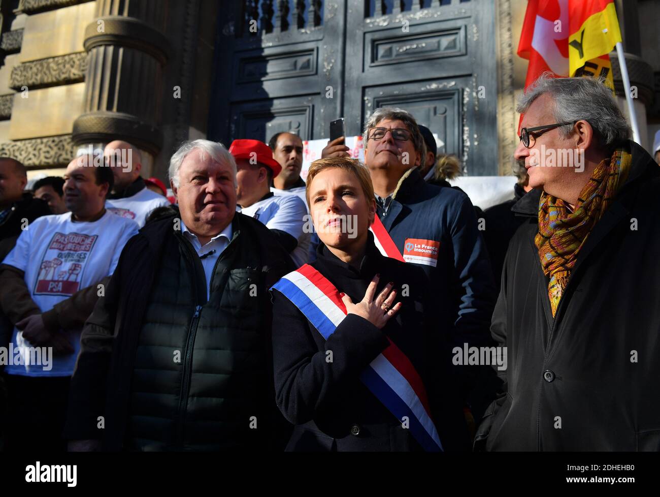 Gerard Filoche, Pierre Laurent, Clementine Autain lors d'une manifestation visant à soutenir 9 employés de l'usine PSA Peugeot Poissy accusés d'avoir séquestré un superviseur en février 2017, devant le tribunal de grande instance de Versailles, près de Paris, en France, le 16 novembre. 2017. Photo de Christian Liewig/ABACAPRESS.COM Banque D'Images