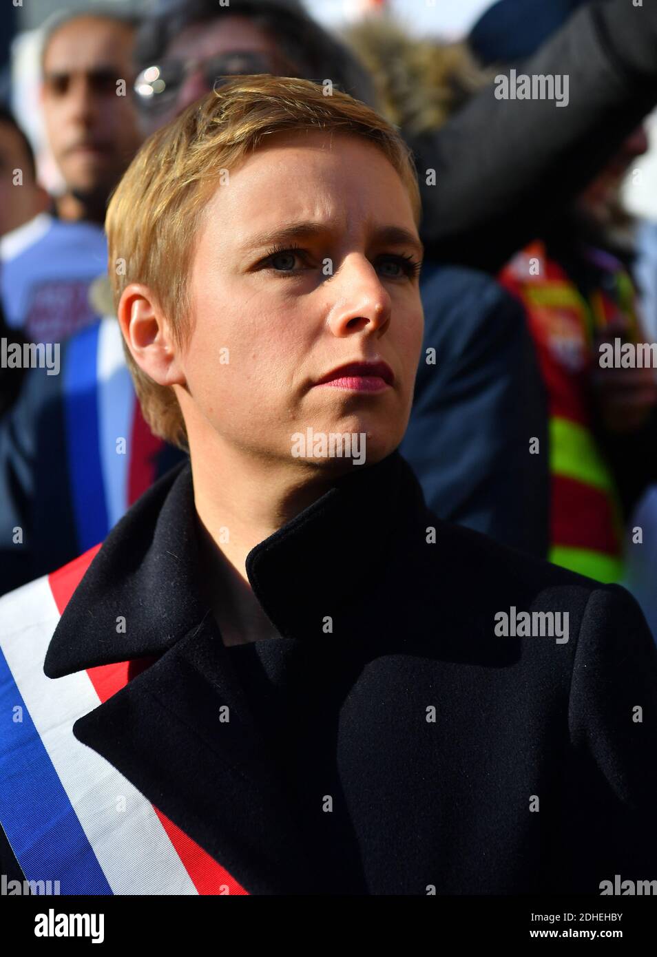 Clementine Autain lors d'une manifestation pour soutenir 9 employés de l'usine PSA Peugeot Poissy accusés d'avoir séquestré un superviseur en février 2017, devant le tribunal de grande instance de Versailles, près de Paris, France, le 16 novembre. 2017. Photo de Christian Liewig/ABACAPRESS.COM Banque D'Images