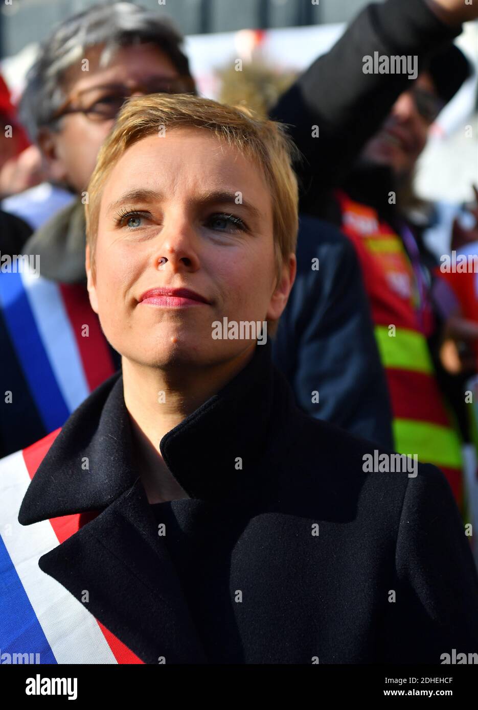 Clementine Autain lors d'une manifestation pour soutenir 9 employés de l'usine PSA Peugeot Poissy accusés d'avoir séquestré un superviseur en février 2017, devant le tribunal de grande instance de Versailles, près de Paris, France, le 16 novembre. 2017. Photo de Christian Liewig/ABACAPRESS.COM Banque D'Images