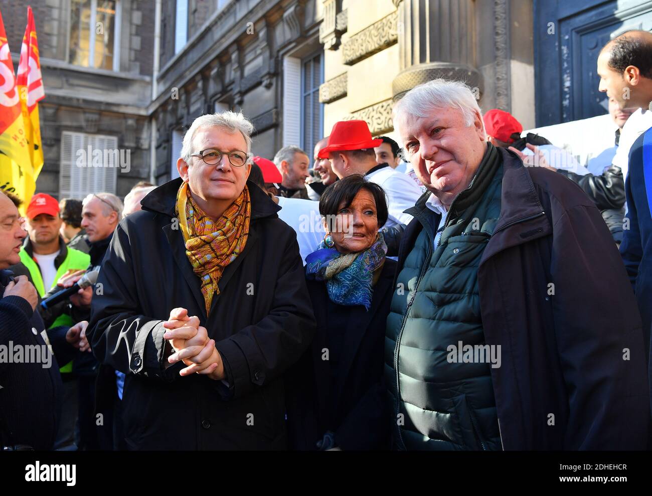 Gérard Filoche, Pierre Laurent lors d'une manifestation pour soutenir 9 employés de l'usine PSA Peugeot Poissy accusés d'avoir séquestré un superviseur en février 2017, devant le tribunal de grande instance de Versailles, près de Paris, en France, le 16 novembre. 2017. Photo de Christian Liewig/ABACAPRESS.COM Banque D'Images