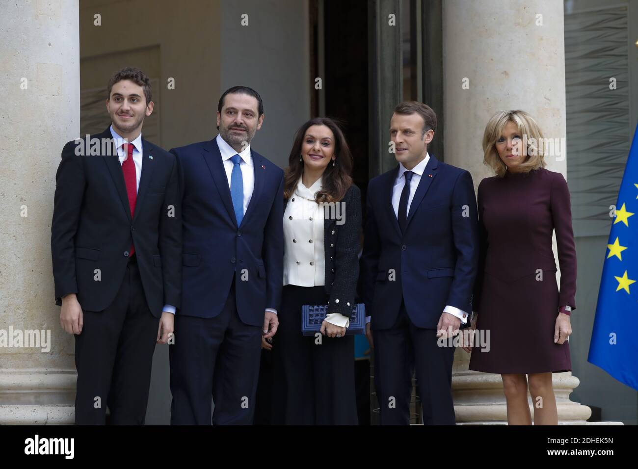 Le Président français Emmanuel Macron (4R) et son épouse Brigitte Macron (R) accueillent le Premier ministre libanais Saad Hariri (2R), sa femme Lara Bachir El-Alzm (3R) et leur fils Houssam (L) au Palais présidentiel de l'Elysée le 18 novembre 2017 à Paris. Hariri, qui a fait une annonce de démission de choc le 4 novembre et qui a depuis lors cessé de se réclamer qu'il était détenu contre sa volonté en Arabie Saoudite, devait également déjeuner avec Macron. Photo de Henri Szwarc/ABACAPRESS.COM Banque D'Images