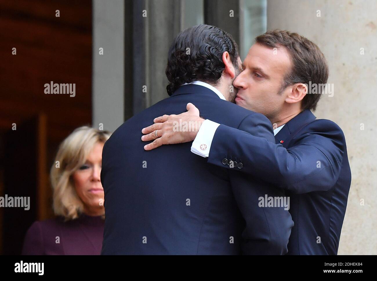 Le président français Emmanuel Macron et sa femme Brigitte Macron, le Premier ministre libanais Saad Hariri, sa femme Lara Bachir El-Alzm et leur fils Houssam au Palais présidentiel de l'Elysée le 18 novembre 2017 à Paris, en France. Hariri, qui a fait une annonce de démission de choc le 4 novembre et qui a depuis lors cessé de se réclamer qu'il était détenu contre sa volonté en Arabie Saoudite, devait également déjeuner avec Macron. Photo de Christian Liewig/ABACAPRESS.COM Banque D'Images