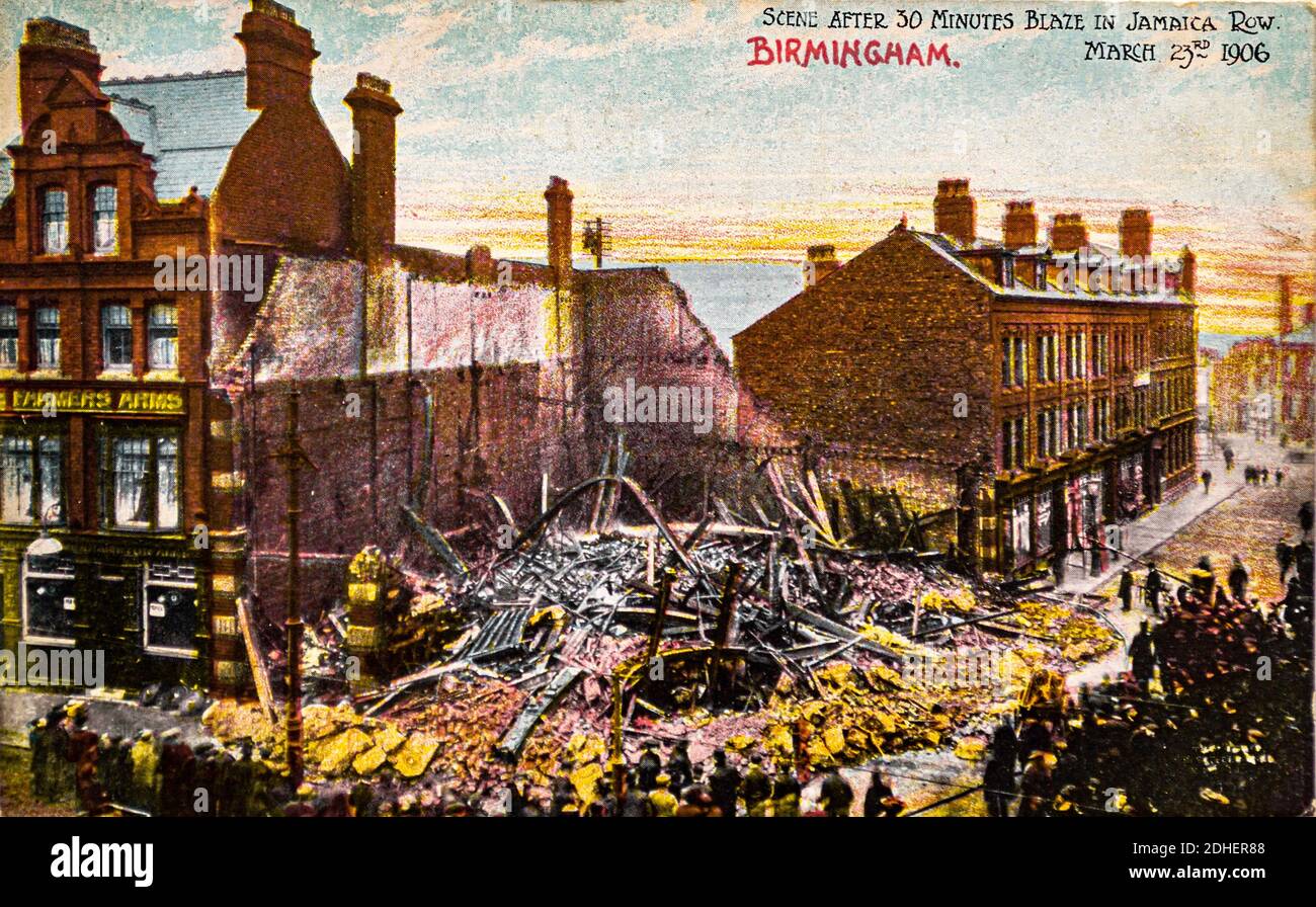Scène après 30 minutes de feu à Jamaica Row, le 23 mars 1906, Birmingham, West Midlands, Royaume-Uni. Carte postale colorée au début du XXe siècle. Birmingham, West Midlands History. Banque D'Images