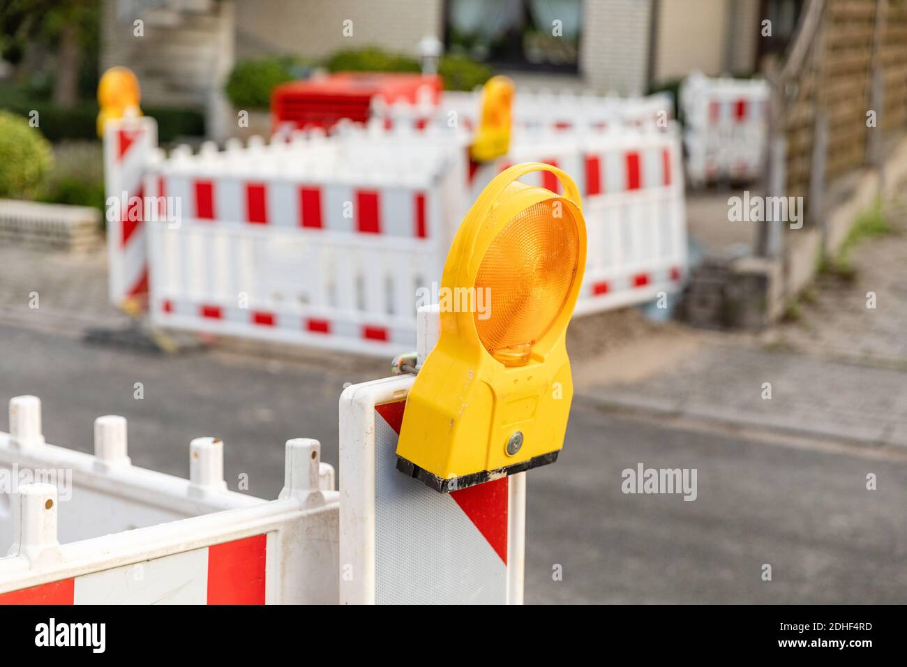 Photo sélective de la lampe de signalisation jaune sur la rue barrière Banque D'Images