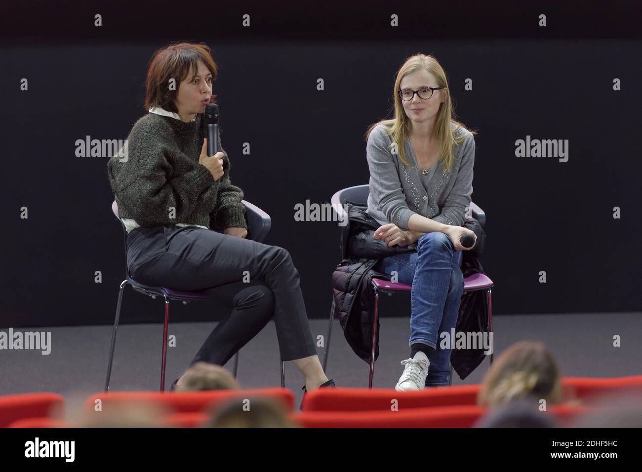 Valérie Bonneton (g) et Isabelle carré en interview lors de la première du film « Garde Alternee » au cinéma Majestic Compiegne, le 28 novembre 2017, a Jaux, pres de Compiegne, France. Photo Edouard Bernaux/Abacapress.com Banque D'Images