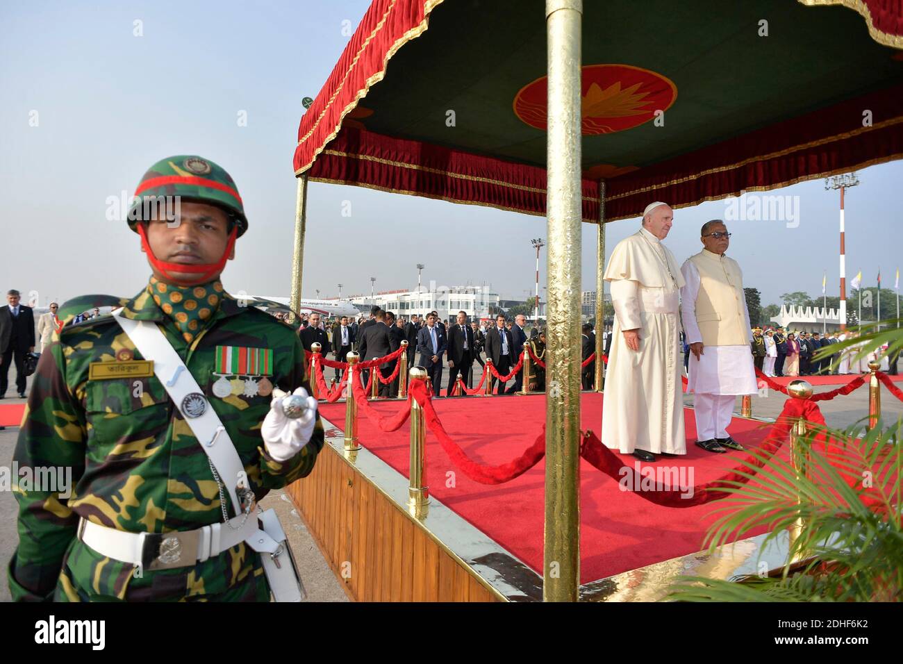 Le pape François est accueilli par le président du Bangladesh, Abdul Hamid, après son arrivée à Dhaka, au Bangladesh, pour la deuxième étape de son voyage de six jours en Asie, le 30 novembre 2017. La visite du Pape François au Myanmar et au Bangladesh se déroule du 27 novembre au 02 décembre 2017. Photo par ABACAPRESS.COM Banque D'Images