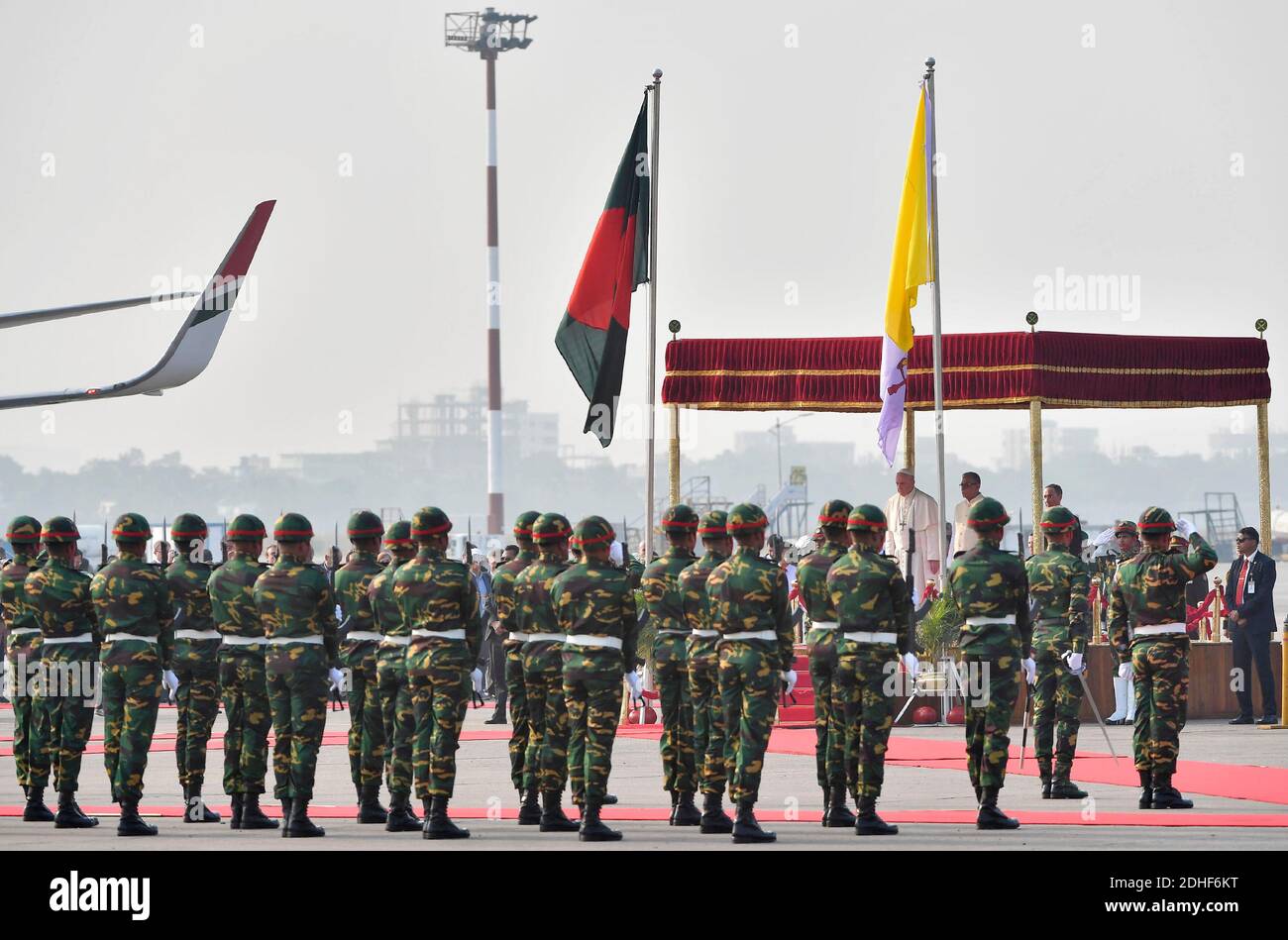 Le pape François est accueilli par le président du Bangladesh, Abdul Hamid, après son arrivée à Dhaka, au Bangladesh, pour la deuxième étape de son voyage de six jours en Asie, le 30 novembre 2017. La visite du Pape François au Myanmar et au Bangladesh se déroule du 27 novembre au 02 décembre 2017. Photo par ABACAPRESS.COM Banque D'Images