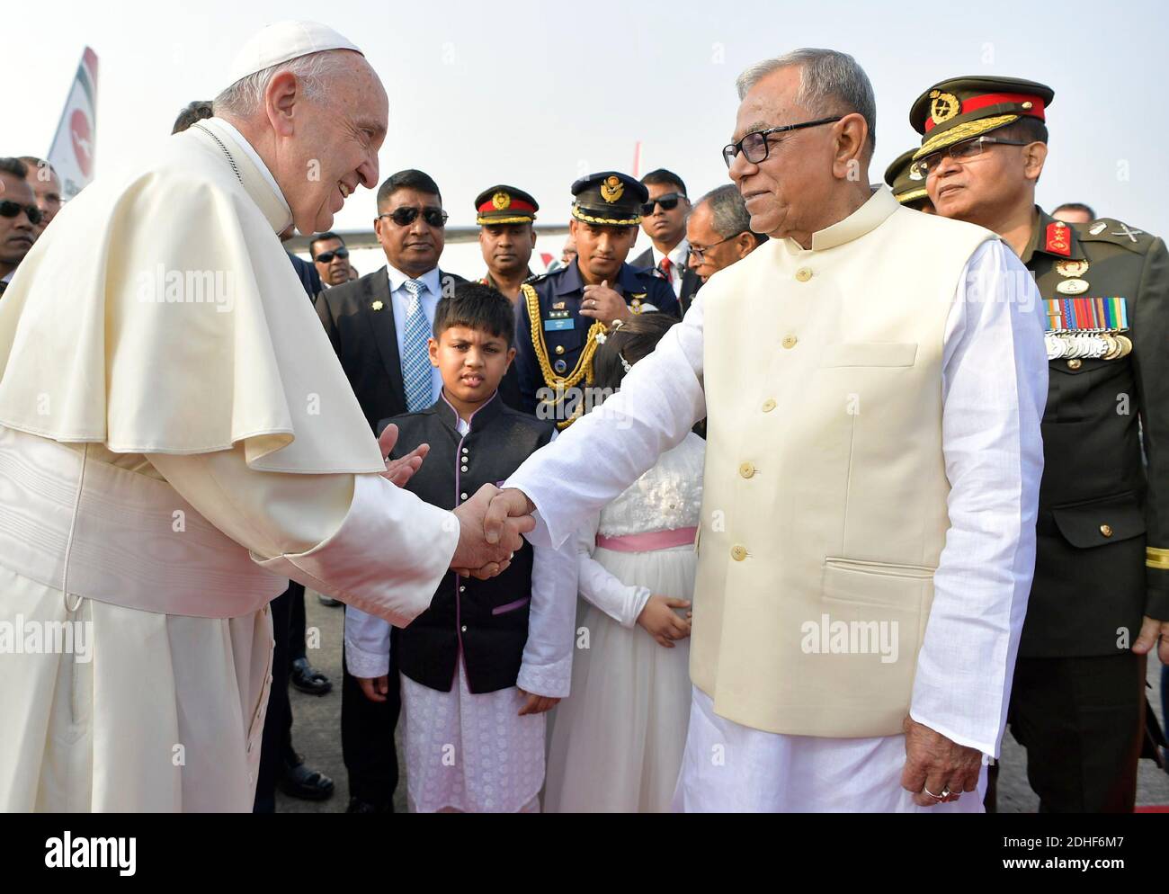 Le pape François est accueilli par le président du Bangladesh, Abdul Hamid, après son arrivée à Dhaka, au Bangladesh, pour la deuxième étape de son voyage de six jours en Asie, le 30 novembre 2017. La visite du Pape François au Myanmar et au Bangladesh se déroule du 27 novembre au 02 décembre 2017. Photo par ABACAPRESS.COM Banque D'Images