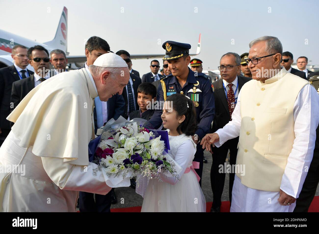 Le pape François est accueilli par le président du Bangladesh, Abdul Hamid, après son arrivée à Dhaka, au Bangladesh, pour la deuxième étape de son voyage de six jours en Asie, le 30 novembre 2017. La visite du Pape François au Myanmar et au Bangladesh se déroule du 27 novembre au 02 décembre 2017. Photo par ABACAPRESS.COM Banque D'Images