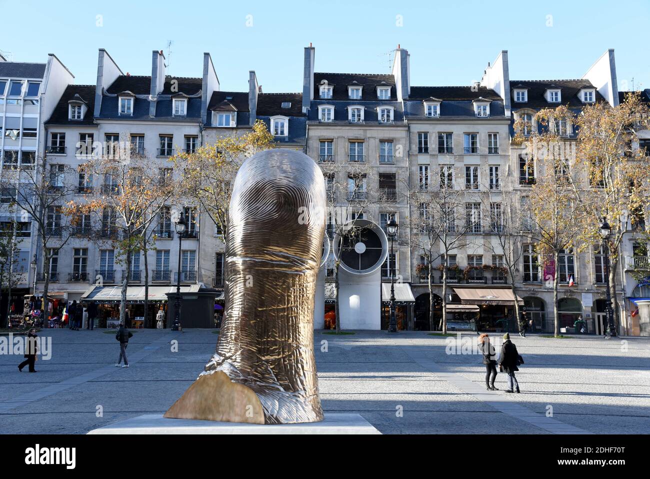 Une sculpture de pouce géant réalisée par le regretté artiste français Cesar Baldaccini, connu sous le nom de Cesar, est installée à l'extérieur du musée d'art moderne Georges Pompidou de Paris, en vue d'une exposition sur le sculpteur le 30 novembre 2017. Le pouce de Cesar, un moule en bronze de 6 mètres (20 pieds) de haut. Photo d'Alain Apaydin/ABACAPRESS.COM Banque D'Images